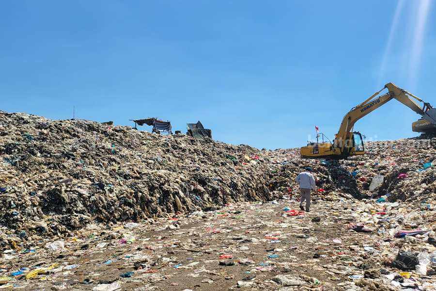 Aktifitas penanganan sampah  di TPA Jabon Kabupaten Sidoarjo.