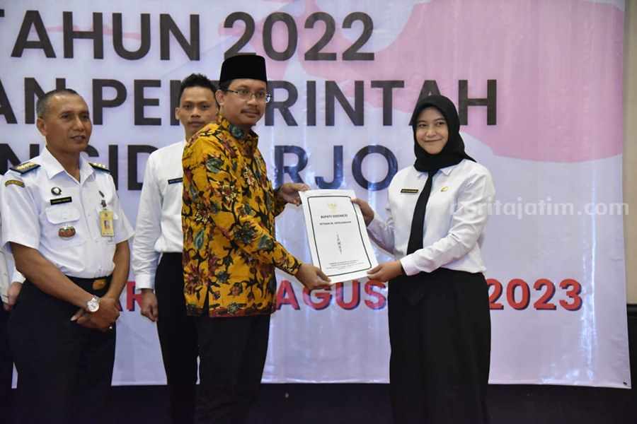 Bupati Sidoarjo Gus Muhdlor serahkan SK PPPK kepada salah satu guru perempuan.