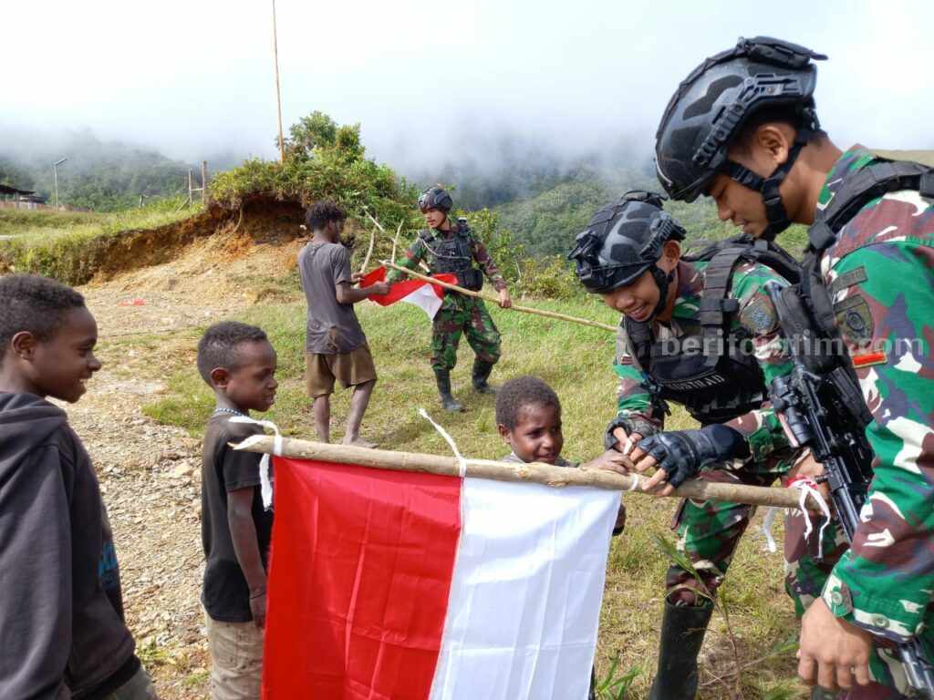 Personel Satgas Pamtas Mobile Yonif Para Raider 433/JS Kostrad mengajak anak-anak serta pemuda untuk memasang Bendera Merah Putih disekitar lingkungan Pos wilayah Distrik Yigi, Kabupaten Nduga, Papua