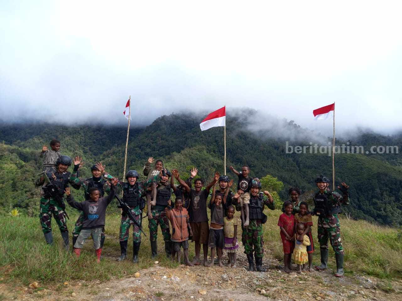 Personel Satgas Pamtas Mobile Yonif Para Raider 433/JS Kostrad mengajak anak-anak serta pemuda untuk memasang Bendera Merah Putih disekitar lingkungan Pos wilayah Distrik Yigi, Kabupaten Nduga, Papua.