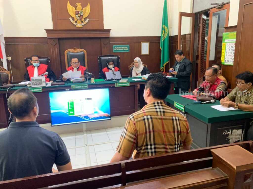 Budi Teddy dan Charles Gunawan saat menjalani pemeriksaan sebagai saksi dalam perkara gugatan harta bersama yang diajukan Crazy Rich Amelia Salim