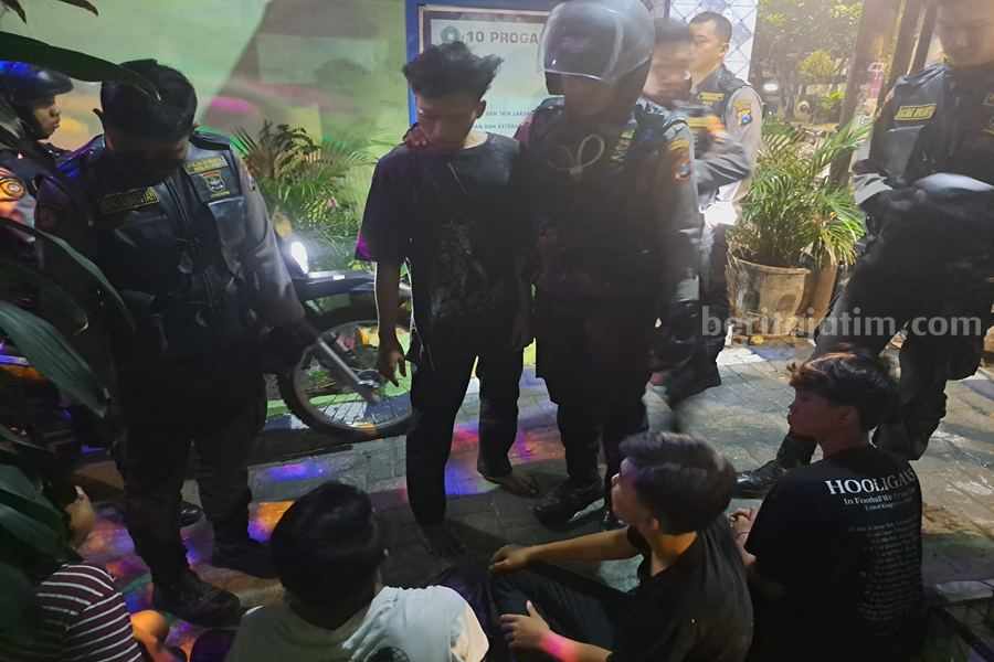 Anggota Respati Polrestabes Surabaya saat mengamankan pemuda yang membawa sajam, Rabu (09/08/2023) dini hari. (Foto/humas Polrestabes Surabaya).