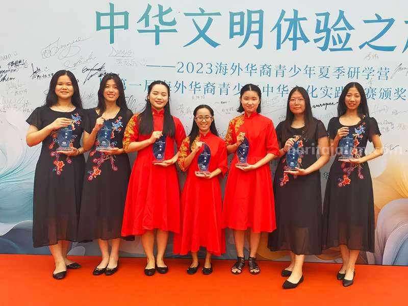 Tujuh mahasiswi Chinese Department UK Petra Surabaya usai menerima juara 2 di Beijing