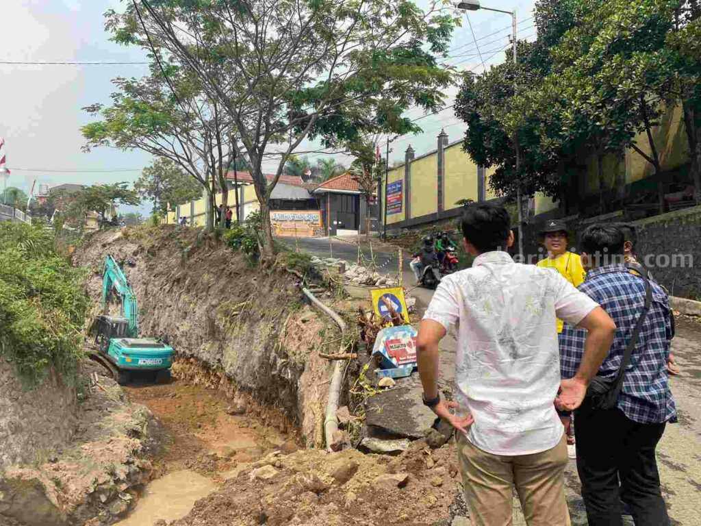PPK, PPTK, kontraktor, konsultan pengawas, dan tim PPS Kejari Kabupaten Mojokerto saat melakukan pengecekan. [Foto : ist]