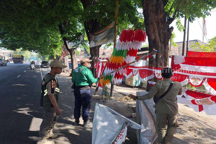 Satpol PP Kabupaten Pasuruan Tertibkan 24 Banner Parpol Sejumlah petugas Satpol PP Kabupaten Pasuruan saat menertibkan banner di Kecamatan Bangil.