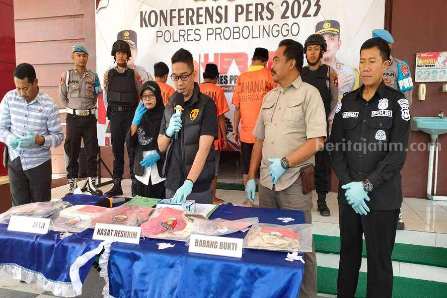 Satreskrim Polres Probolinggo saat menunjukkan barang bukti pelaku.