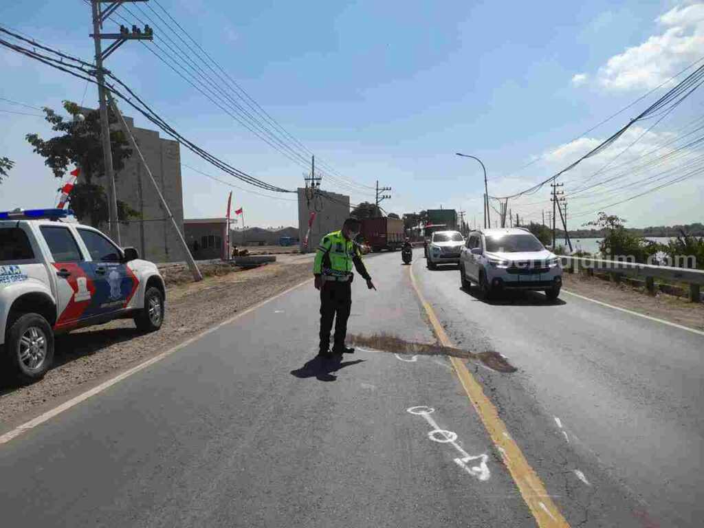 Foto polisi saat melakukan olah TKP yang menyebabkan pengendara motor meregang nyawa. (Ist)