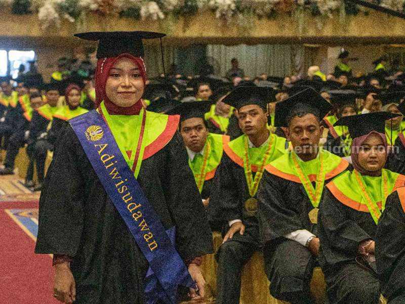 Ini 10 Lulusan Terbaik Wisuda ke-106 Unesa Unesa