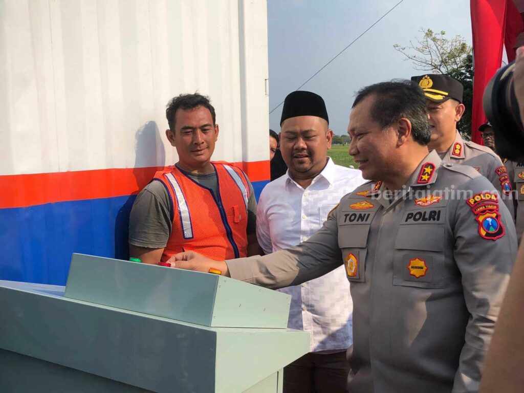 Pemotor di Gresik Tak Was-was Lagi Usai Kapolda Jatim Resmikan Palang Pintu KA Kapolda Jatim Irjen Pol Toni Hermanto (kanan) menekan tombol palang pintu kereta api didampingi Bupati Gresik Fandi Akhmad Yani (dua dari kiri)