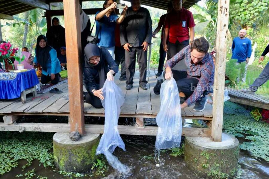 Pemasangan jaring sampah