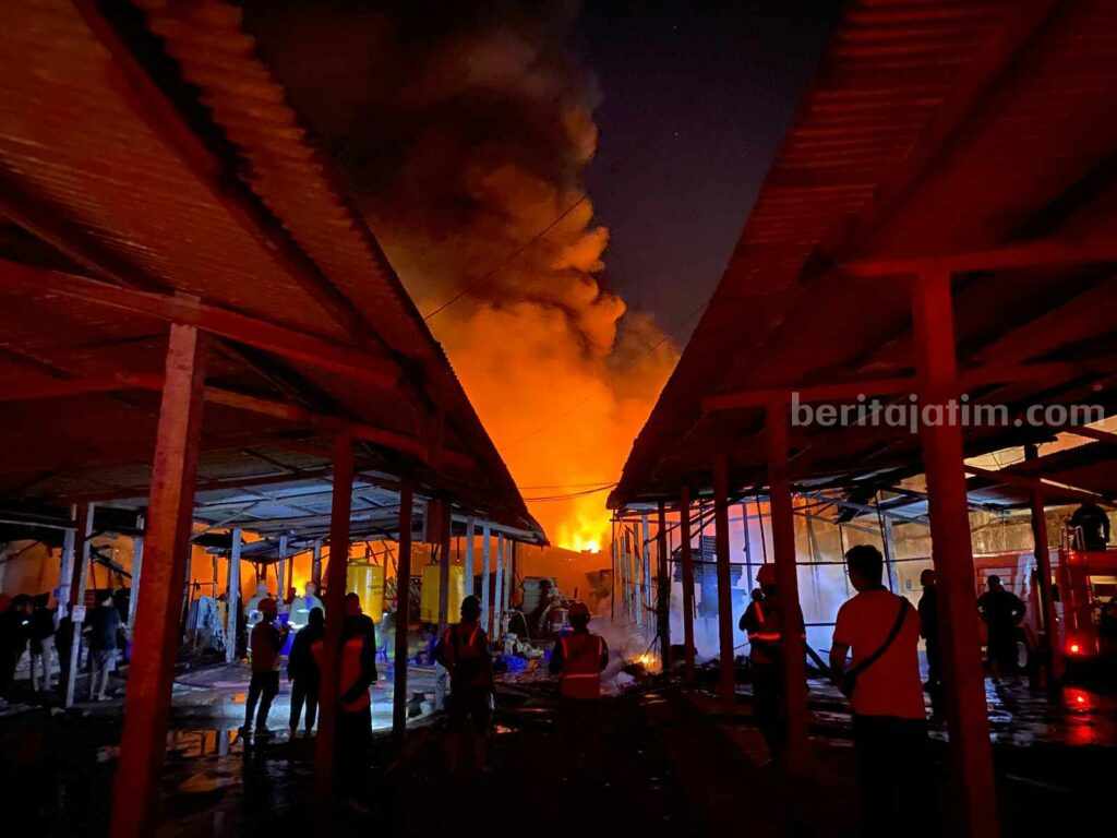 Suasana Kebakaran yang menghanguskan pabrik egg tray di Kota Blitar.