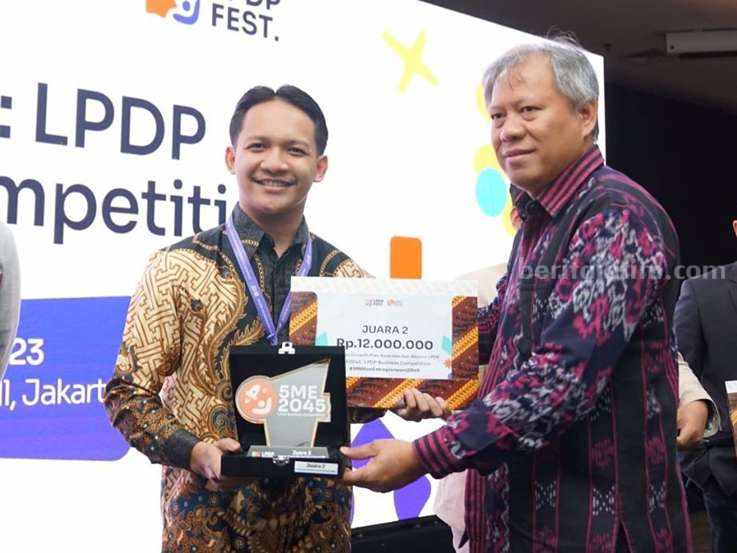 CoFilm Juara 2 Raih LPDP Business Competition 2023 Royyan Wafi menerima penghargaan untuk CoFilm dalam LPDP Business Competition 2023