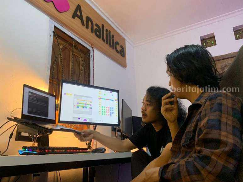 Mahasiswa Unair Ini Ciptakan Aplikasi Cegah Kecurangan Ujian Mahasiswa Unair Hilmy Muktafi bersama timnya menunjukkan aplikasi Analitica