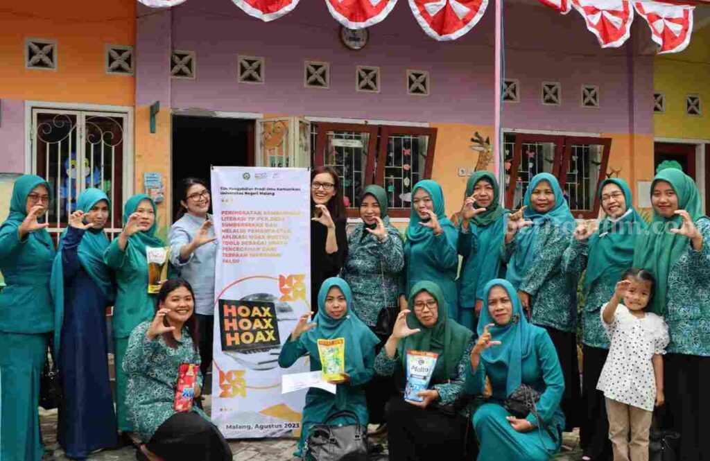 Tim pengabdian UM menghelat kegiatan sosialisasi bagi TP-PKK desa Sumbersekar (Foto: Istimewa)