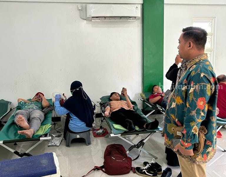 Stok Darah di Lamongan Minus 20 Persen, Unisla Bantu Gelar Donor Darah Abid Muhtarom, Kordinator Penelitian dan Pengabdian masyarakat dan Kaprodi Magister Manajemen saat mendonorkan darahnya di aula lantai Magister Manajemen Unisla.