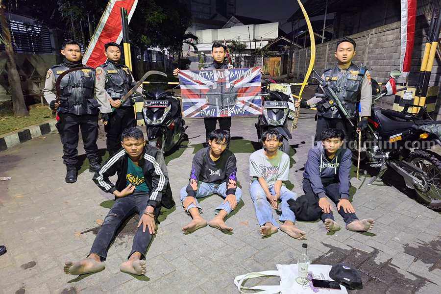 Empat pemuda anggota All Star yang diamankan oleh petugas kepolisian beserta dengan barang bukti sajam dan bendera, Sabtu (12/08/2023) dini hari. (Foto/ist).