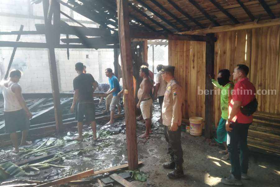 Polisi saat melakukan olah TKP di lokasi kebakaran rumah di di Dusun Tambak Selo Desa Pelang Lor Kecamatan Kadunggalar Kabupaten Ngawi, Jawa Timur terbakar pada Sabtu (12/8/2023) pukul 14.25 WIB.