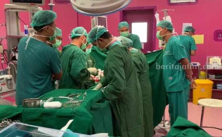 Kisah Bayi Kembar Siam Jalani Pemisahan di RSSA Malang Operasi pemisahan bayi kembar siam di RSSA Malang.