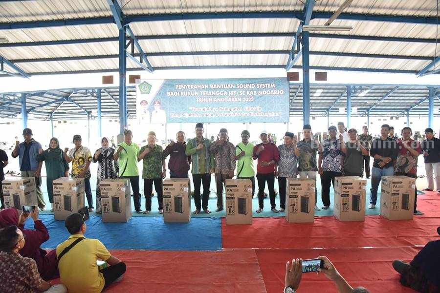 Perwakilan Ketua RT yang mendapatkan bantuan sound system dari Pemkab Sidoarjo Perwakilan Ketua RT yang mendapatkan bantuan sound system dari Pemkab Sidoarjo