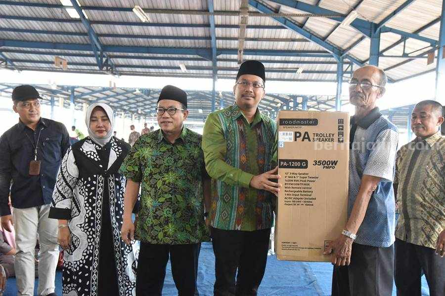 Simbolis. Bupati Sidoarjo Gus Muhdlor menyerahkan bantuan sound system