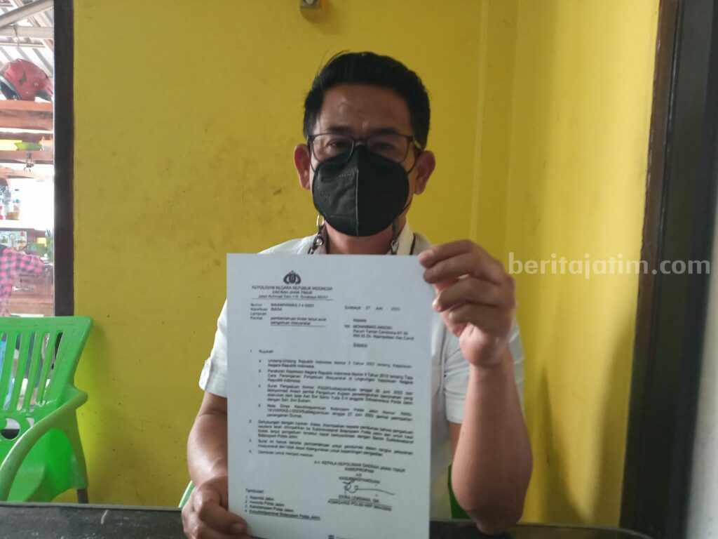 Ipda MA saat menunjukkan bukti lapor ke Propam Polda Jatim