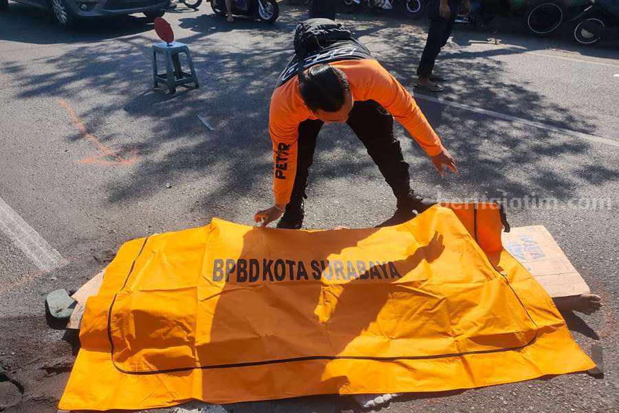 Petugas BPBD Kota Surabaya saat hendak mengevakuasi jenazah Alif di Jalan Raya Mastrip, Minggu (13/08/2023). (Foto/ist).
