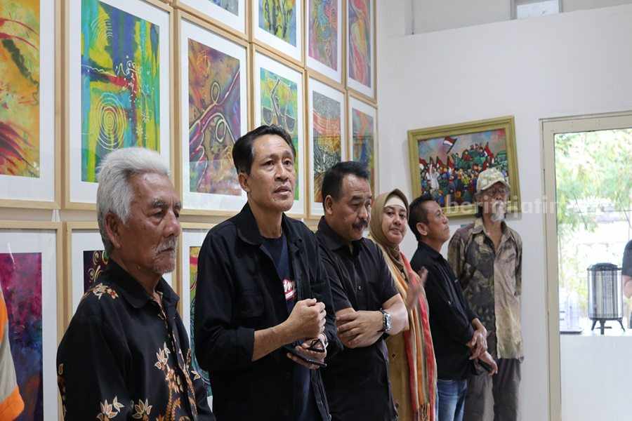 Master Gallery Sidoarjo Pamerkan Karya Seniman Jawa Timur Pendiri Master Gallery Ali Aspandi bersama Ketua DPC PDI Perjuangan Sumi Harsono dan para seniman