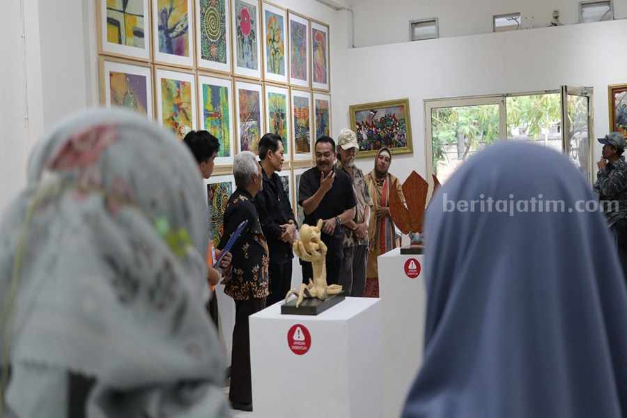 Suasana pameran seni di Jawa Timur.