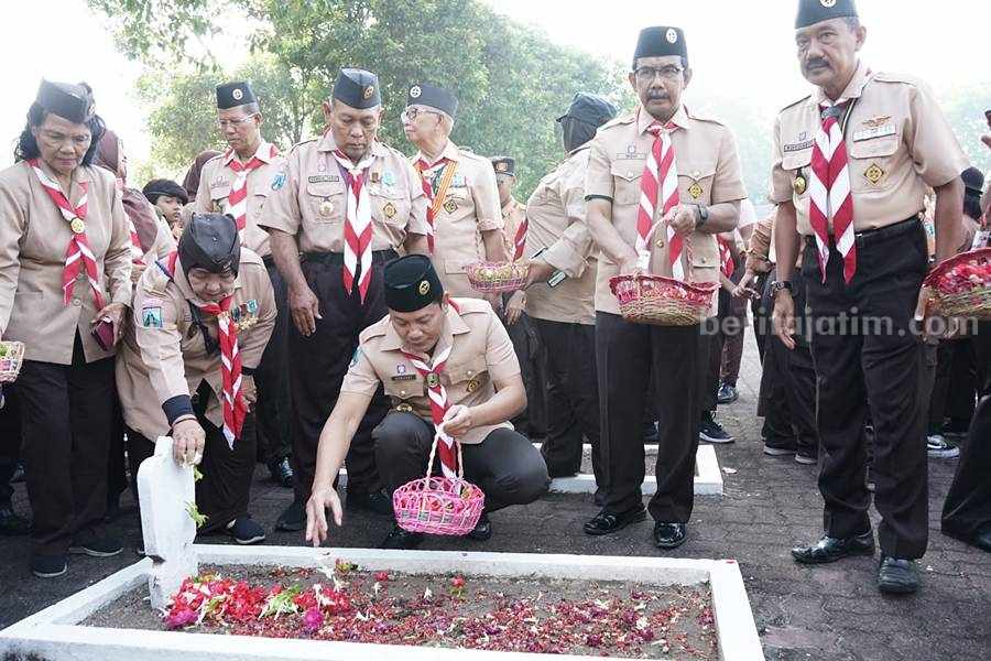 Kak Subandi Ka. Kwarcab Sidoarjo pimpin Ziarah Makam Pahlawan.