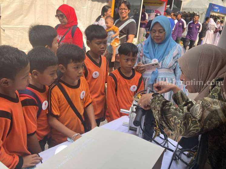 PENS Kenalkan Teknologi pada Masyarakat Lewat Pameran PENS kenalkan teknologi kepada anak-anak pada pameran Hakteknas 2023