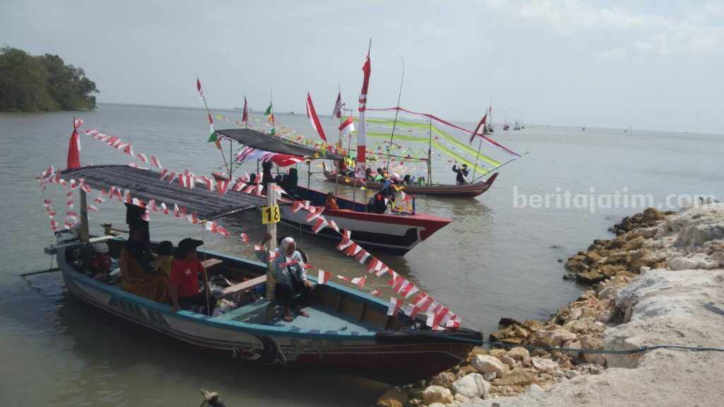 Perahu hias nelayan Bangkalan saat rokat tase' (Foto: Zamachsari/beritajatim.com)
