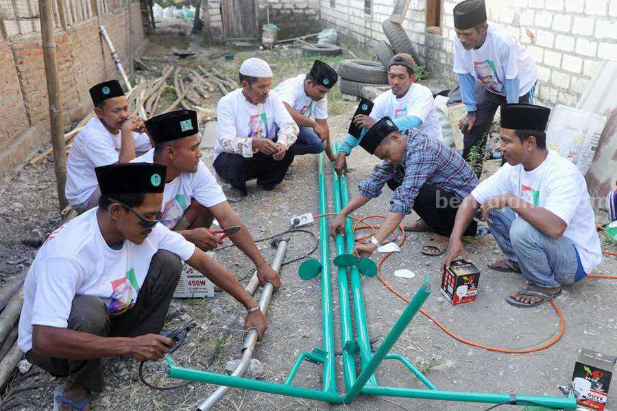 Kiai Muda Jatim bersama tim relawan memberi bantuan penerangan jalan