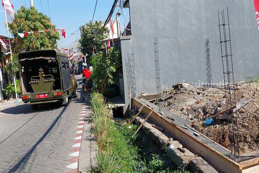 Tanah Fasum di Medokan Ayu Surabaya Jadi Sengketa Satpol PP Kota Surabaya usai mengimbau pekerja berhenti menggarap pondasi rumah di tanah fasum di wilayah Medokan Ayu. (Foto/dokumen warga).