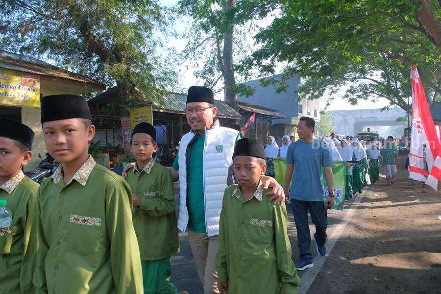 Sudiono Fauzan saat berjalan dengan santri di Kecamatan Grati, Kabupaten Pasuruan.