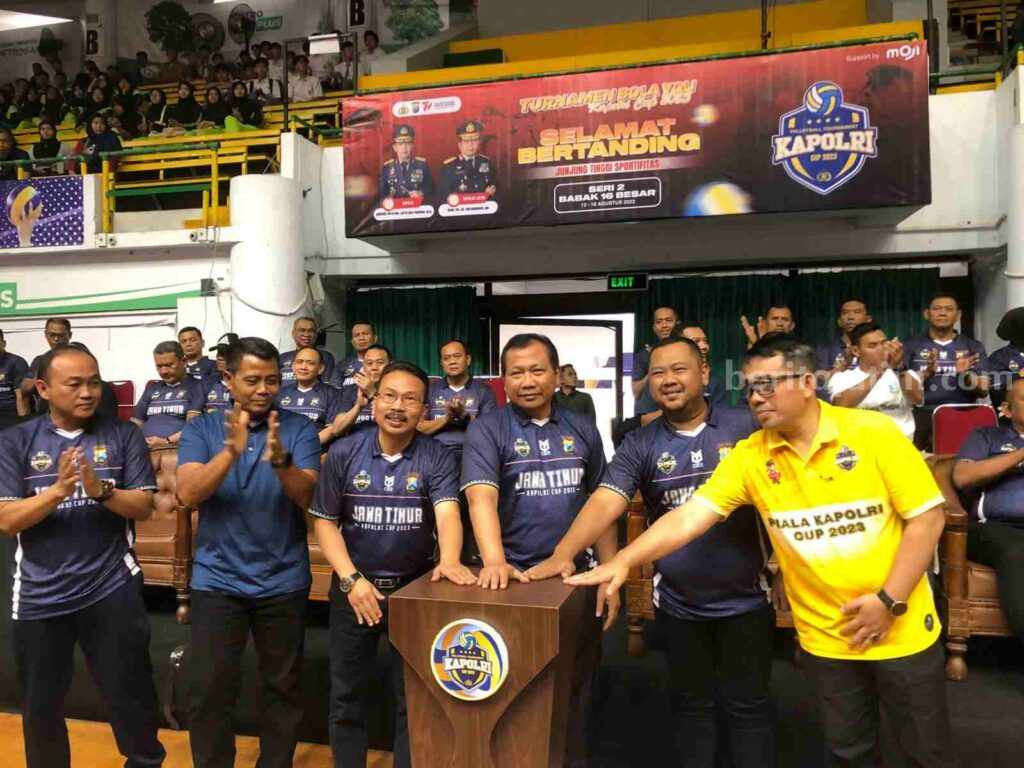 Polda Jatim Targetkan Jawara di Turnamen Kapolri Cup 2023 Kapolda Jatim Irjen Pol Toni Hermanto (tiga dari kanan) didampingi Bupati Gresik Fandi Akhmad Yani (dua dari kanan) saat membuka turnamen Kapolri Cup 2023