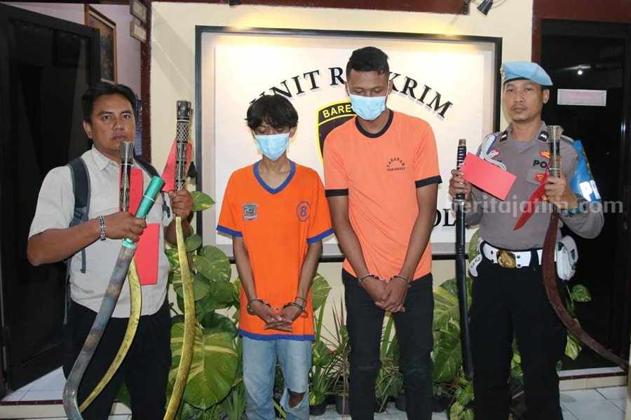 Kedua anggota Gangster All Star saat diamankan di Polsek Wonocolo.