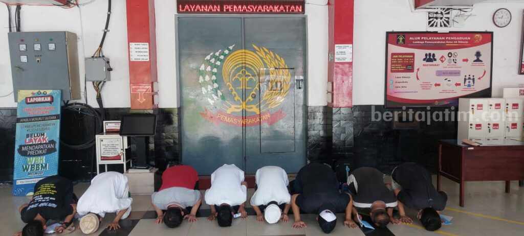 Usai Bebas, 8 Napi Lapas Kelas IIA Sidoarjo Sujud Syukur