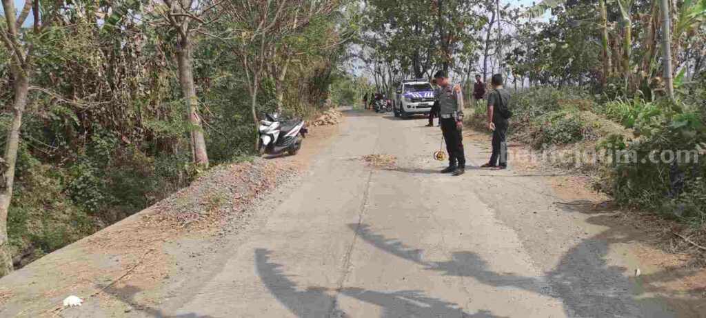 Petugas Unit Laka Satlantas Polres Mojokerto saat melakukan olah TKP. [Foto : ist]