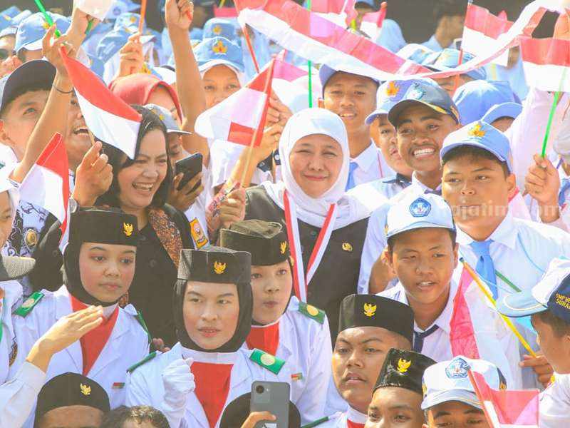 59 Ribu Siswa Lulusan SMA/SMK di Jatim Lolos Masuk Kampus Negeri Gubernur Khofifah bersama para siswa Jatim