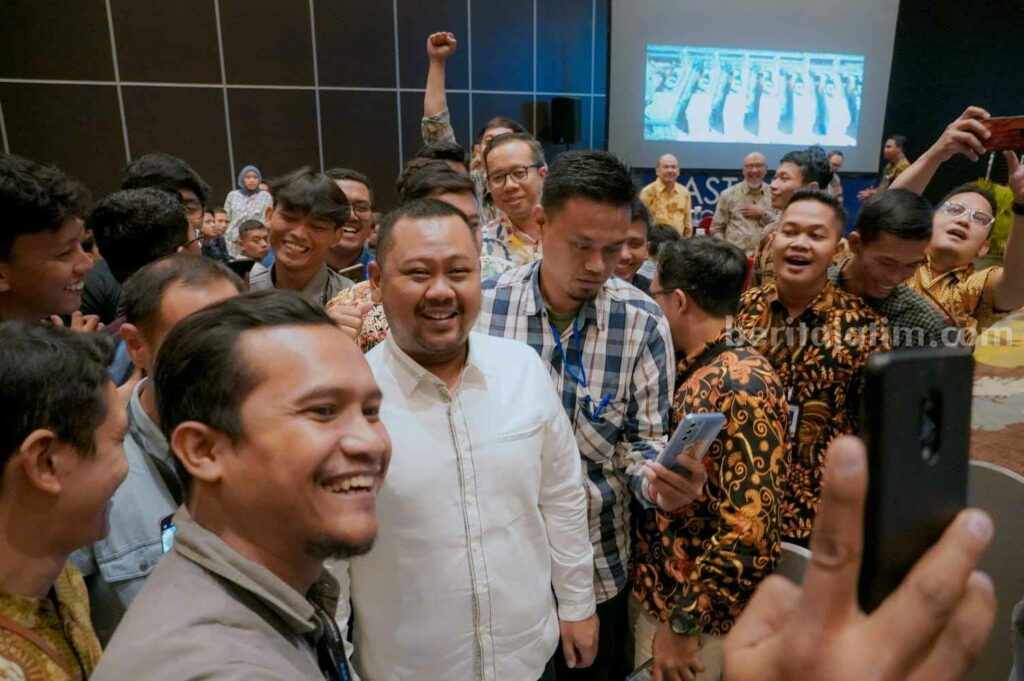 Freeport Indonesia Rekrut 203 Karyawan Asal Gresik Ratusan karyawan PT Freeport Indonesia (PTFI) asal Kabupaten saat melakukan selfie dengan Bupati Fandi Akhmad Yani