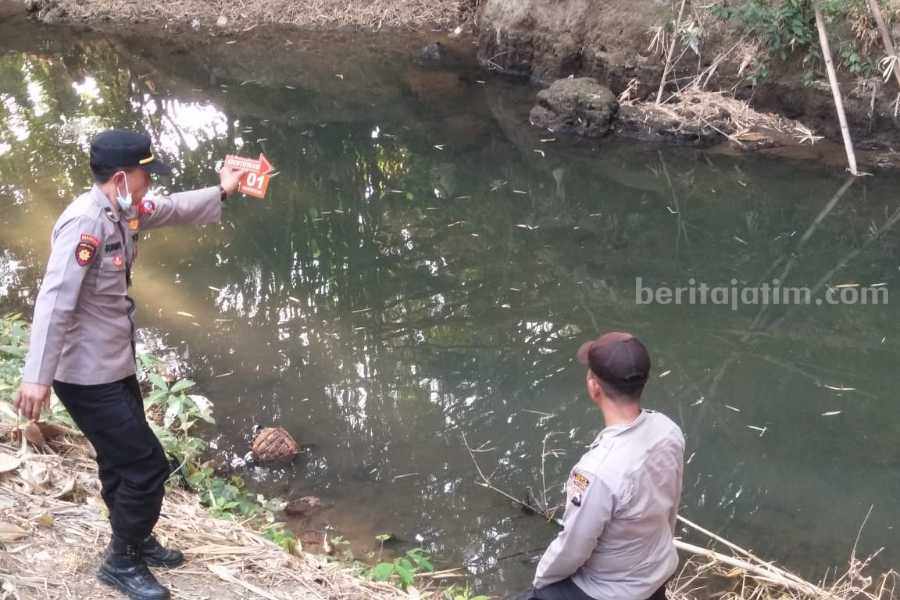 Polisi saat melakukan olah TKP.di lokasi ditemukannya jenazah pria penyeterum ikan di sungai masuk Desa Bayem Taman Kecamatan Kartoharjo Kabupaten Magetan pada Selasa (15/8/2023) pukul 13.30 WIB.