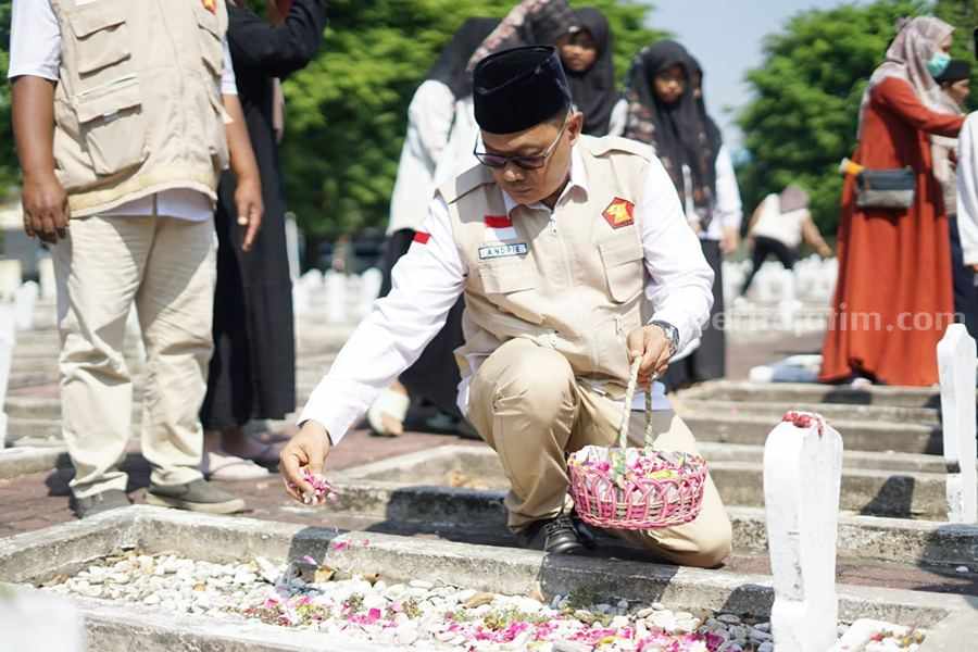Kader Partai Gerindra Andri Chrystanto ( ACT ) melakukan tabur bunga