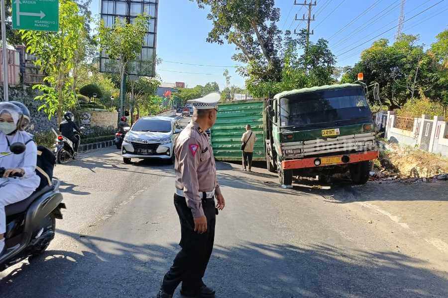 Petugas saat melakukan olah TKP di lokasi tergulingnya truk tronton yang gagal menanjak di Jalan Samudera tepatnya sebelah barat Jembatan Carat, Rabu (16/8/2023) pukul 06.00.WIB.