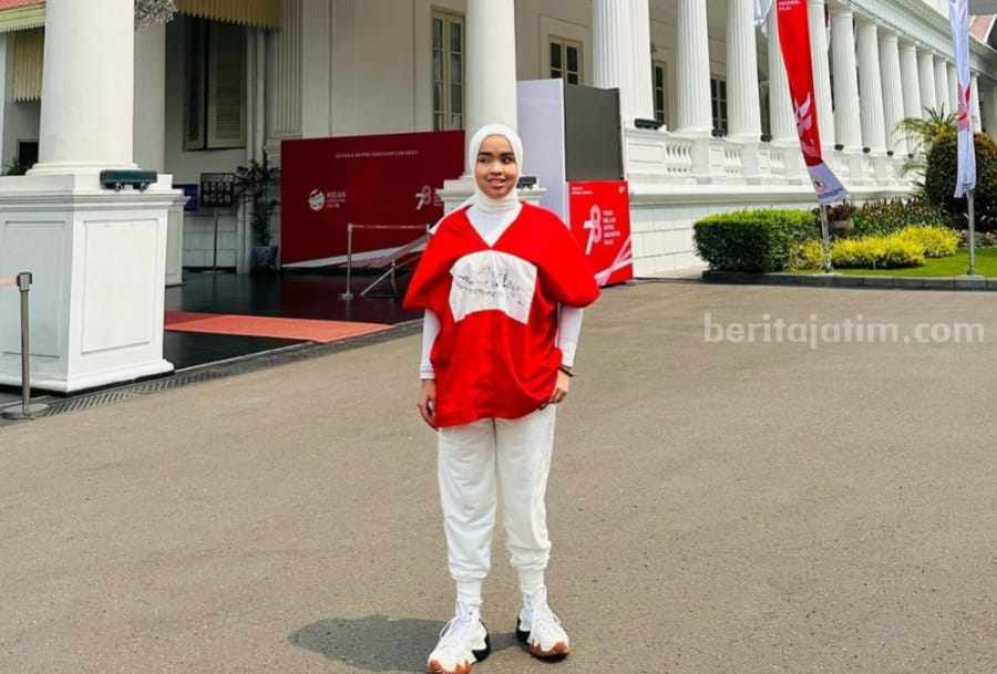 Putri Ariani Akan Tampil di Istana Merdeka pada 17 Agustus, Lagu Apa yang Dinyanyikan? Potret Putri Ariani di depan Istana Merdeka. (Foto: Instagram arianinismaputri)