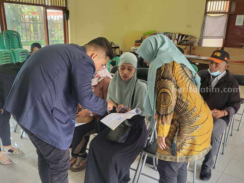 Pelatihan bagi pedagang E-Peken oleh Tim Dosen dan Mahasiswa Akuntansi Universitas Wijaya Putra