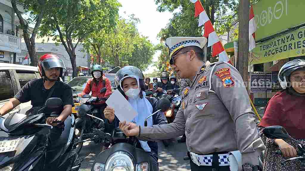 Petugas Satlantas Polres Gresik melakukan sosialisasi menekan laka