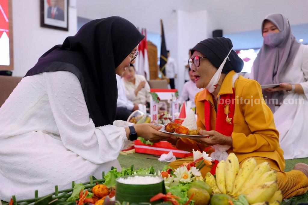 Ungkapan Veteran ke Bupati Banyuwangi Ipuk Fiestiandani di HUT RI ke-78 Bupati Ipuk tampak memotong tumpeng. Ipuk menyerahkan nasi tumpeng tersebut kepada sejumlah veteran yang hadir.