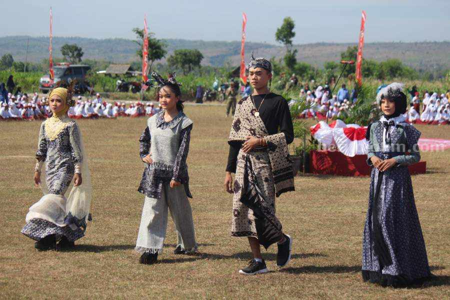 Para model saat memperagakan busana Batik Gedog khas Tuban Lokcan pada upacara HUT RI ke-78. [Foto:Diah Ayu/beritajatim.com]
