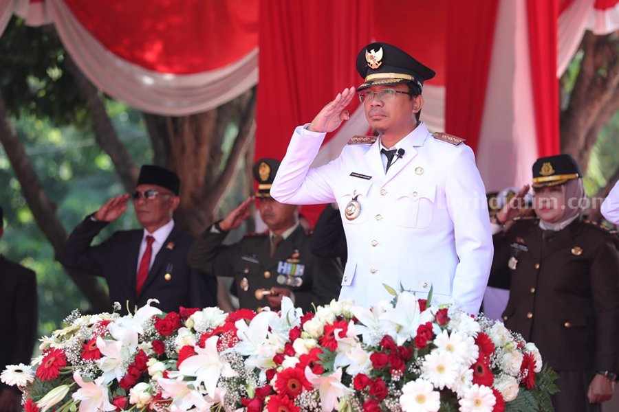 Bupati Sidoarjo Gus Muhdlor memimpin upacara HUT ke-78 Kemerdekaan RI di Alun-alun Sidoarjo