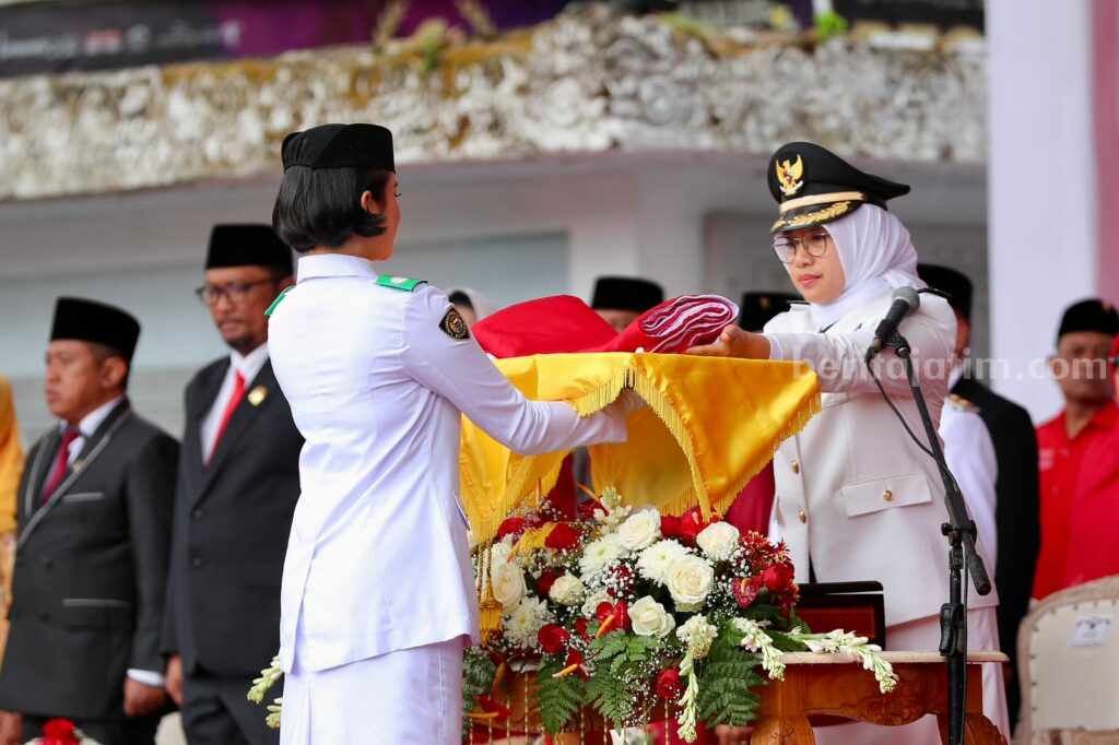 Upacara Hari Kemerdekaan ke-78 Republik Indonesia di lapangan Taman Blambangan.